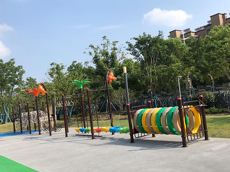 戶外鉆洞爬網(wǎng)